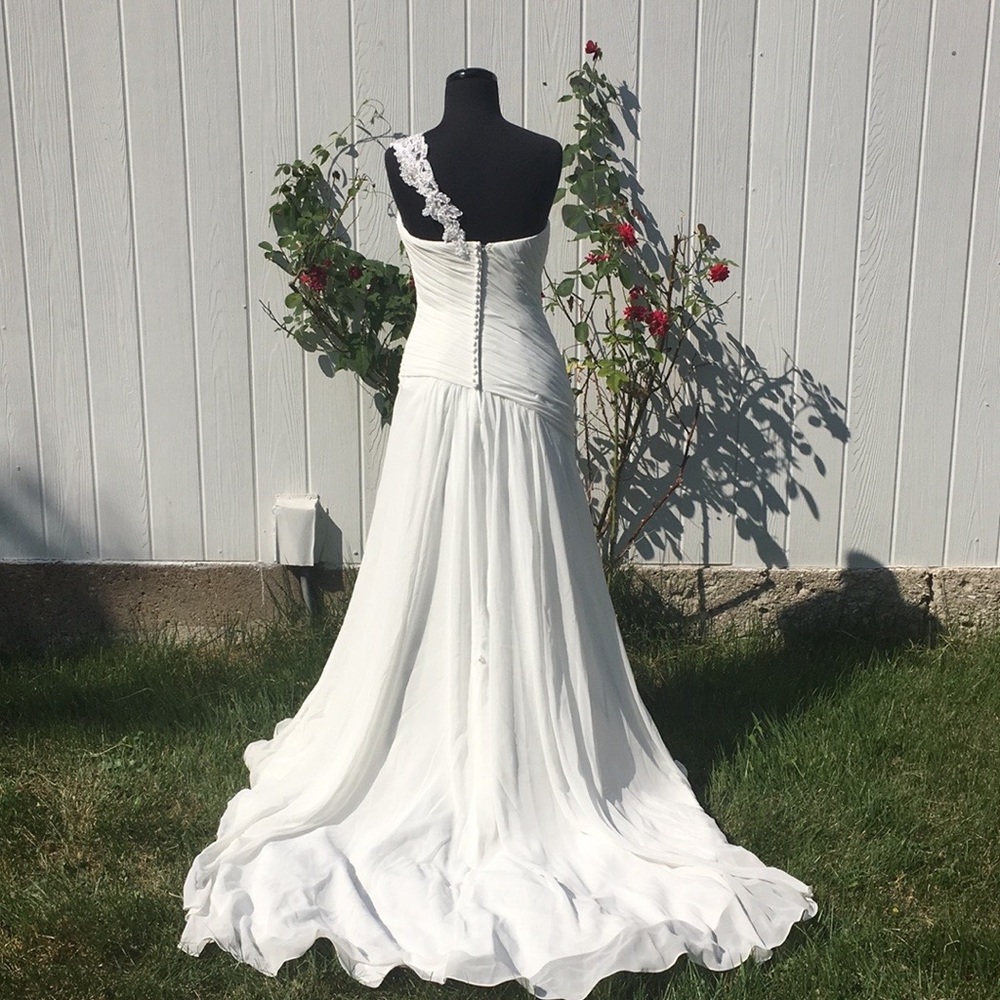 David's Bridal Wedding Dress, V3398, Size 4